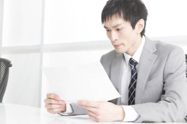 Ofiste çalışan genç Asyalı çalışanın portresi