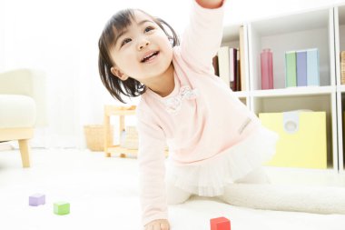 Evde oynayan küçük kız.