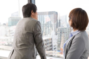 İş adamları ofiste pencerede bekliyorlar