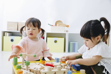 Evde oynayan tatlı küçük kız. 