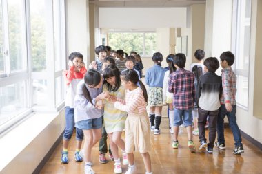 Mola sırasında koridorda Asyalı çocuklar vardı. 