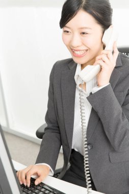 Ofiste çalışan genç bir kadının portresi.