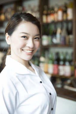 Restorandaki neşeli Asyalı garsonun portresi