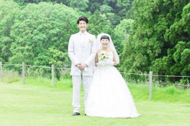 Parkta birbirine aşık Asyalı genç bir çiftin portresi.