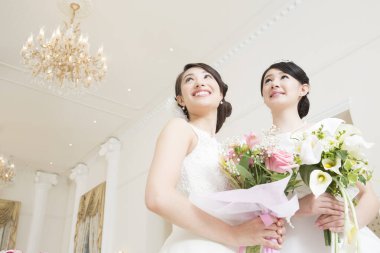 İki güzel Asyalı gelin 