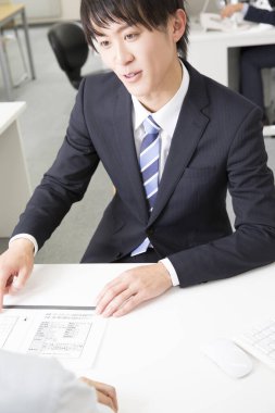 Genç işadamı ofiste çalışıyor.