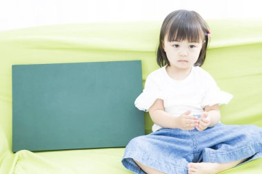 Boş kartı olan Asyalı kız çocuğu. 