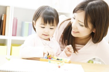 Güzel Asyalı anne ve kızı bir araya geliyorlar.