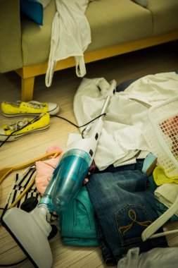 Kıyafetlerle dolu dağınık bir daire. Dağınık konsept