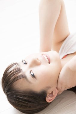 Asyalı kadın yerde yatarken