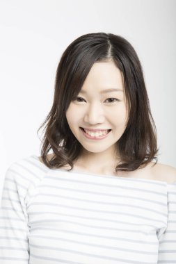 genç güzel Asyalı kadın gülümsüyor 