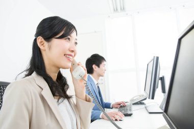 Ofiste çalışan iş adamı ve kadın.