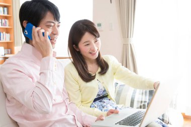 Evde Dizüstü bilgisayar kullanan çift