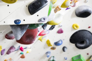 Üzerinde taşlar olan bir duvara tırmanmak.