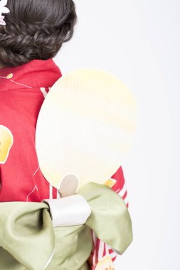 Kırmızı kimonolu Japon kız. 