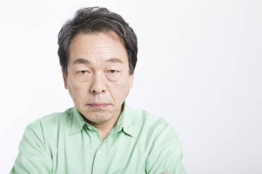 Ciddi bir ifadesi olan Japon bir adam.