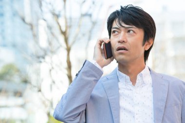 Şehirde cep telefonu olan bir işadamı