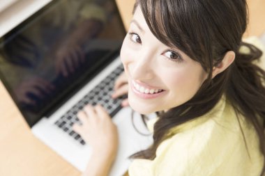 Dizüstü bilgisayarda çalışan kadın