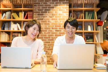 Asyalı meslektaşların birlikte çalıştığı bir proje ekibi..