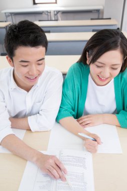 Üniversitede okuyan genç Asyalı öğrenciler