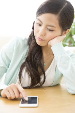 Akıllı telefon kullanan Asyalı kadın