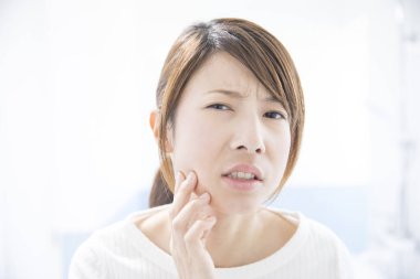 Asyalı kadın diş ağrısı ile