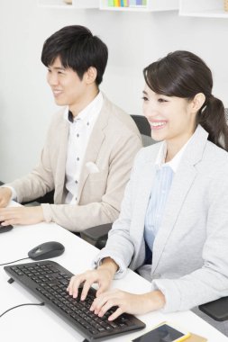 Ofisteki bilgisayarlar üzerinde çalışan iş adamları