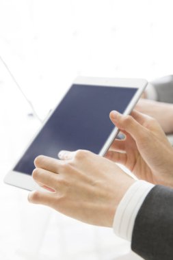 Kapat. Dijital tabletli iş kadını 