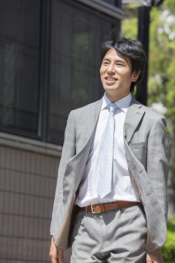 Sokaktaki genç Japon iş adamı.