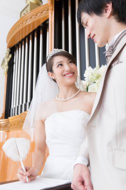 Düğün boyunca mutlu gelin ve damat