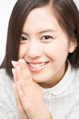 Genç ve güzel Japon kadının portresi namaste jesti yapıyor beyaza izole edilmiş.