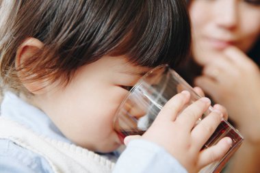 Anne ve oğlu içme suyu