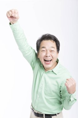 Beyaz arka planda yumruklarıyla tezahürat yapan Asyalı iş adamı..