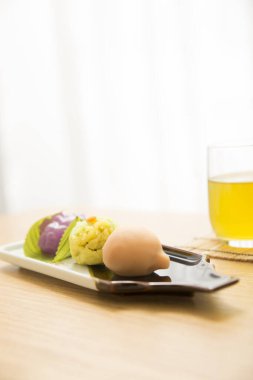 Lezzetli geleneksel Asya tatlılarının fotoğrafı.