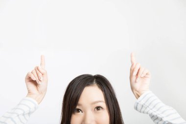 Kafasında parmakları olan Asyalı bir kadın.