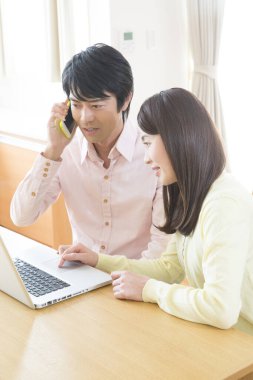 dizüstü bilgisayarda çalışan kadın ve erkek