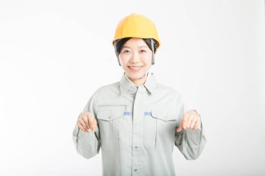 Güvenlik kaskı takmış kadın mühendis beyaz arka planda izole edildi