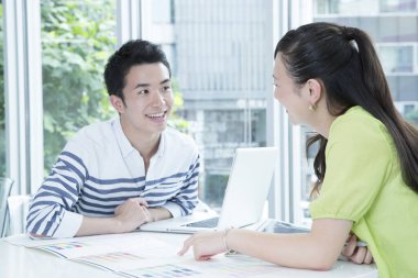 Ofiste toplanan Asyalı genç iş adamları