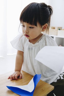 Oturma odasında oynayan küçük tatlı bir Japon kız.