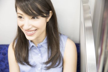 Yeraltındaki güzel Asyalı kadın.