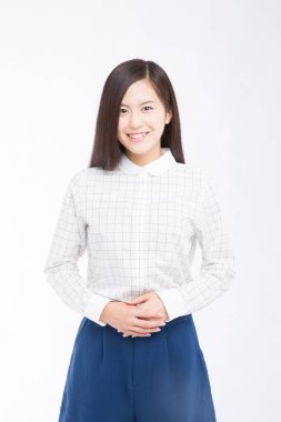 Beyaz arka planda duran güzel Japon kadının stüdyo çekimi. 