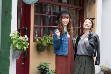 Şehir sokaklarında iki güzel Japon kadın.