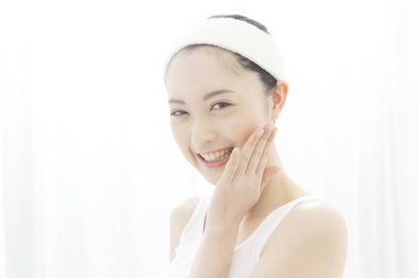 Güzel Asyalı kadın cilt bakımı yapıyor.