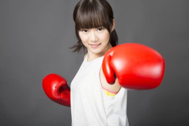Kırmızı boks eldivenli Asyalı kadın. 