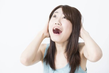 Genç Asyalı kadın beyaz arka planda şaşırdı. 