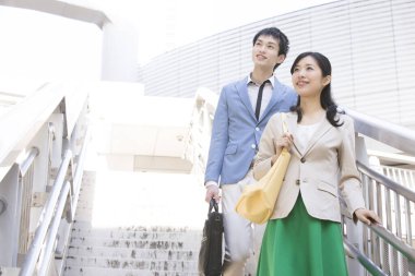 Sokakta yürüyen genç Çift