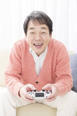 Asya adam video oyun oynarken