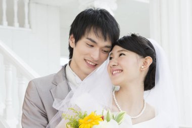 Mutlu Asyalı gelin ve damadın portresi 