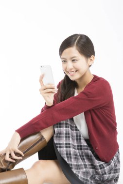 Beyaz arka planda akıllı telefon kullanan bir kadın