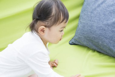Evdeki oturma odasında oynayan küçük tatlı bir Japon kız.